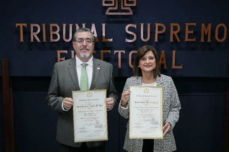 Bernardo Arévalo y Karin Herrera recibieron ayer sus credenciales de presidente y vicepresidenta electos de Guatemala. Foto Afp