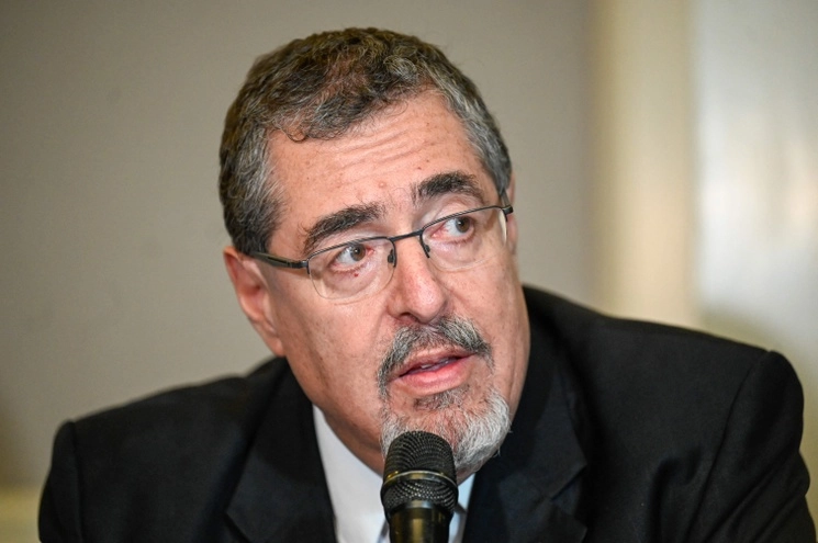 El presidente electo de Guatemala, el socialdemócrata Bernardo Arévalo, calificó de "ilegal" la suspensión temporal de su partido Semilla. La imagen, durante conferencia de prensa, el 28 de agosto de 2023. Foto Afp 