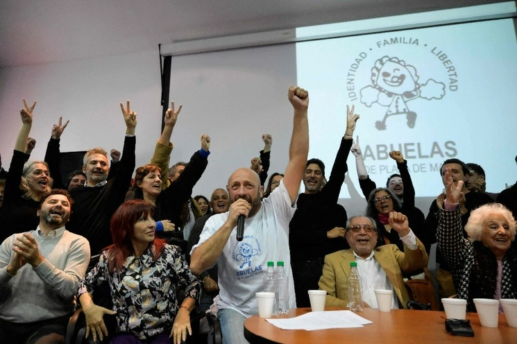 Miguel Santucho (centro), durante la conferencia en la que se anunció que es el nieto número 133 recuperado por las Abuelas de la Plaza de Mayo, después de haber sido sustraído de sus padres durante la última dictadura militar en el país sudamericano y entregado a otra familia. Foto Afp.