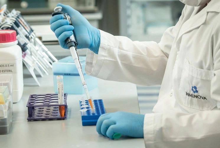 Argentina aprobó el protocolo de investigación para el estudio clínico de un suero de caballos como un potencial medicamento para el tratamiento del Covid-19. Foto tomada de Twitter @inmunova