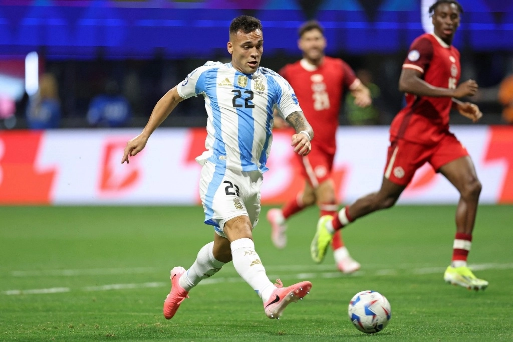 Lautaro Martínez (22), tras asistencia de Messi, selló el triunfo de la Albiceleste. Foto Afp