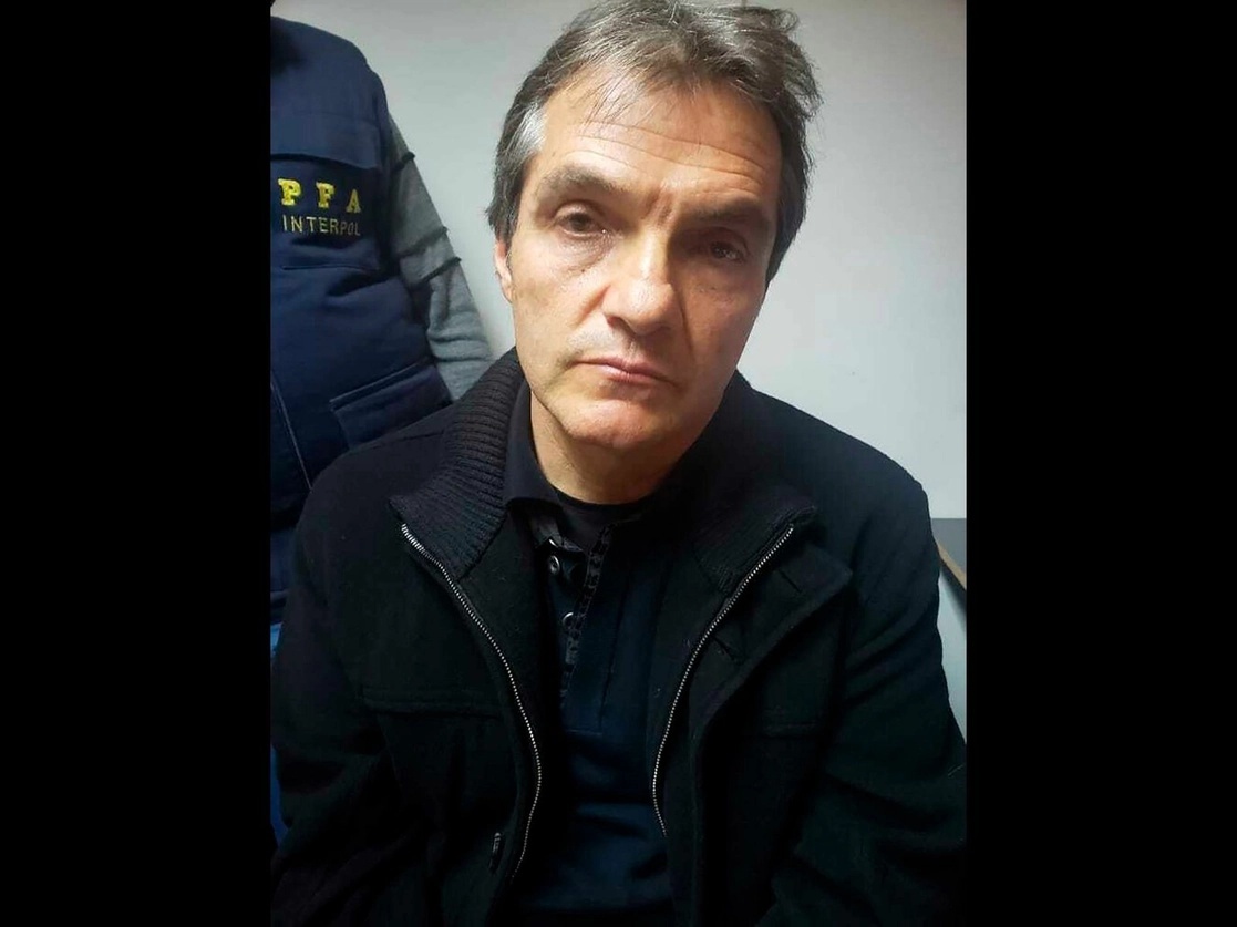 En una imagen del 16 de agosto de 2019, cuando el empresario fue detenido en el aeropuerto de Buenos Aires por el proceso que se le sigue en México por defraudación. Foto Ap