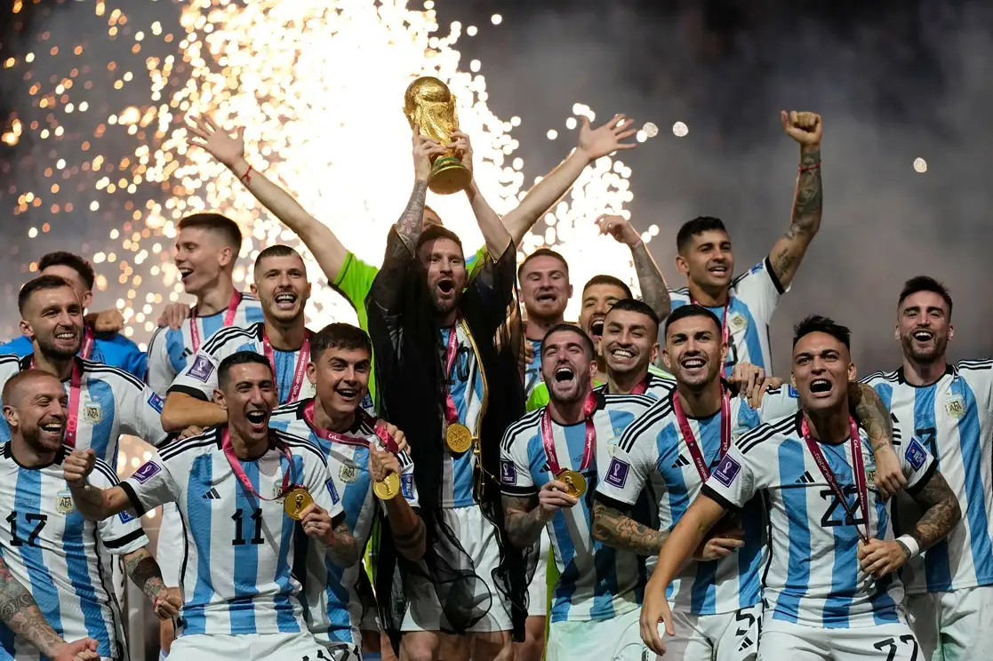 Lionel Messu levanta el trofeo tras ganar el partido de futbol de la final de la Copa del Mundo Qatar 2022 ante Francia con un marcador 4-2 en tanda de penales, en el estadio Lusail, en Qatar, el 18 de diciembre de 2022. Foto Ap 