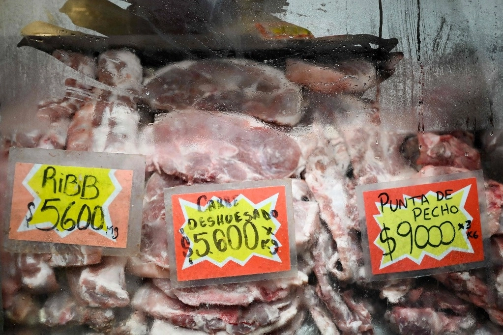 Una carnicería de Buenos Aires exhibe los precios de diversos cortes de carne. Foto Afp.