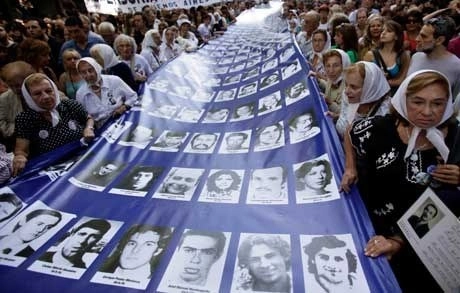 Un tribunal argentino condenó este jueves a ex militares por delitos de lesa humanidad durante la dictadura. Foto Ap / Archivo