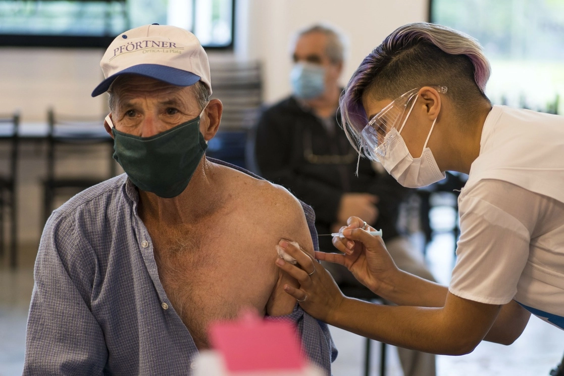 Una trabajadora de la salud aplica a un hombre una dosis de la vacuna china Sinopharm, en la ciudad de La Plata. Foto Xinhua 