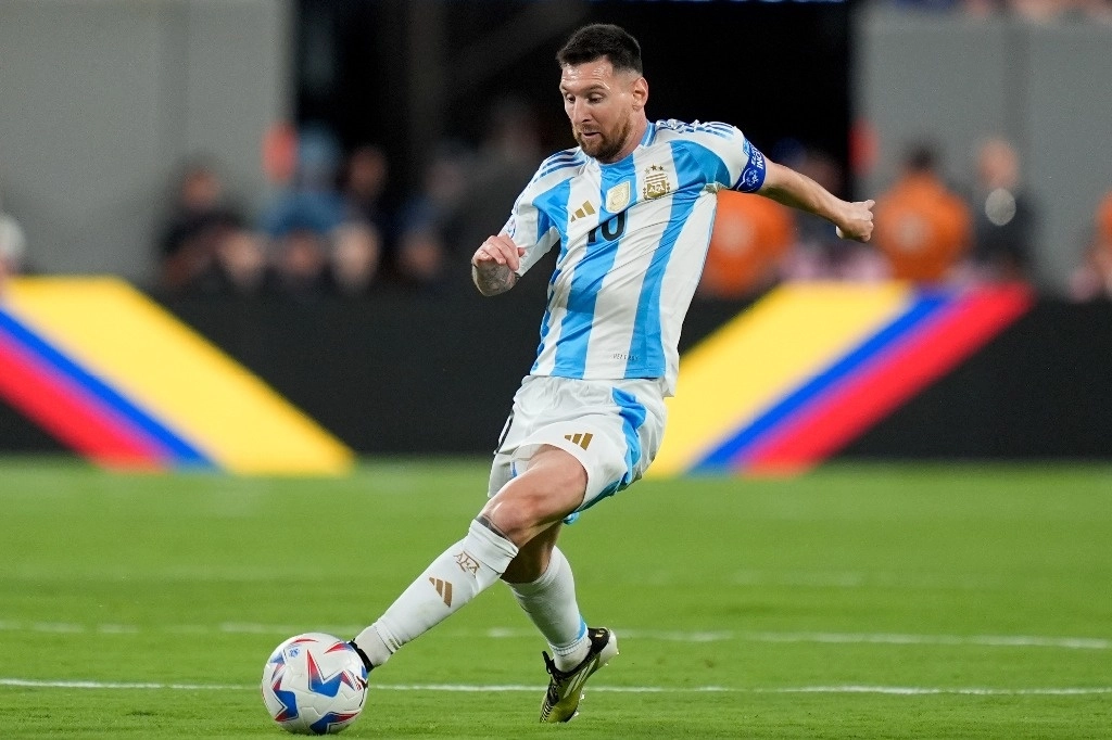 Lionel Messi tuvo problemas musculares en la pierna derecha durante el primer tiempo del triunfo 1-0 del martes frente a Chile, pese a que pudo completar los 90 minutos. Luego no participó de los siguientes entrenamientos. Imagen del 25 de junio de 2024. Foto Ap