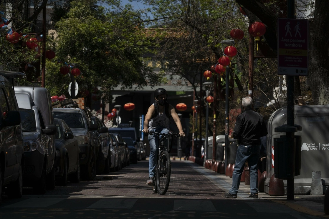Una joven anda en  bicicleta en el barrio chino en Buenos Aires. Foto Xinhua