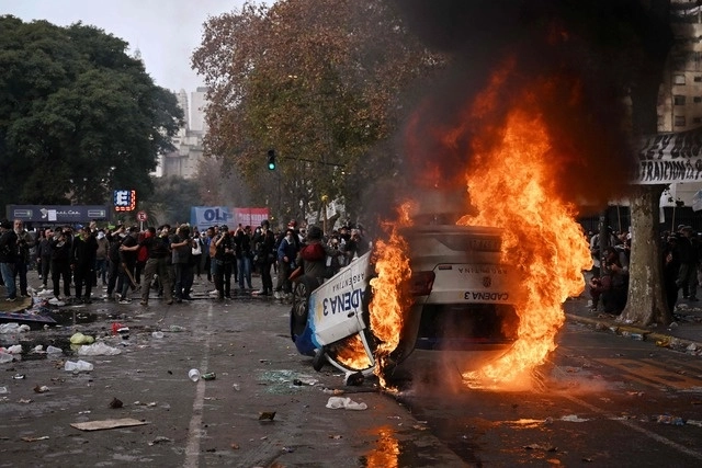 A unos días de la brutal represión contra la marchas opositoras a la Ley de Bases, en Argetina, 16 personas permanecen detenidas. Foto Afp