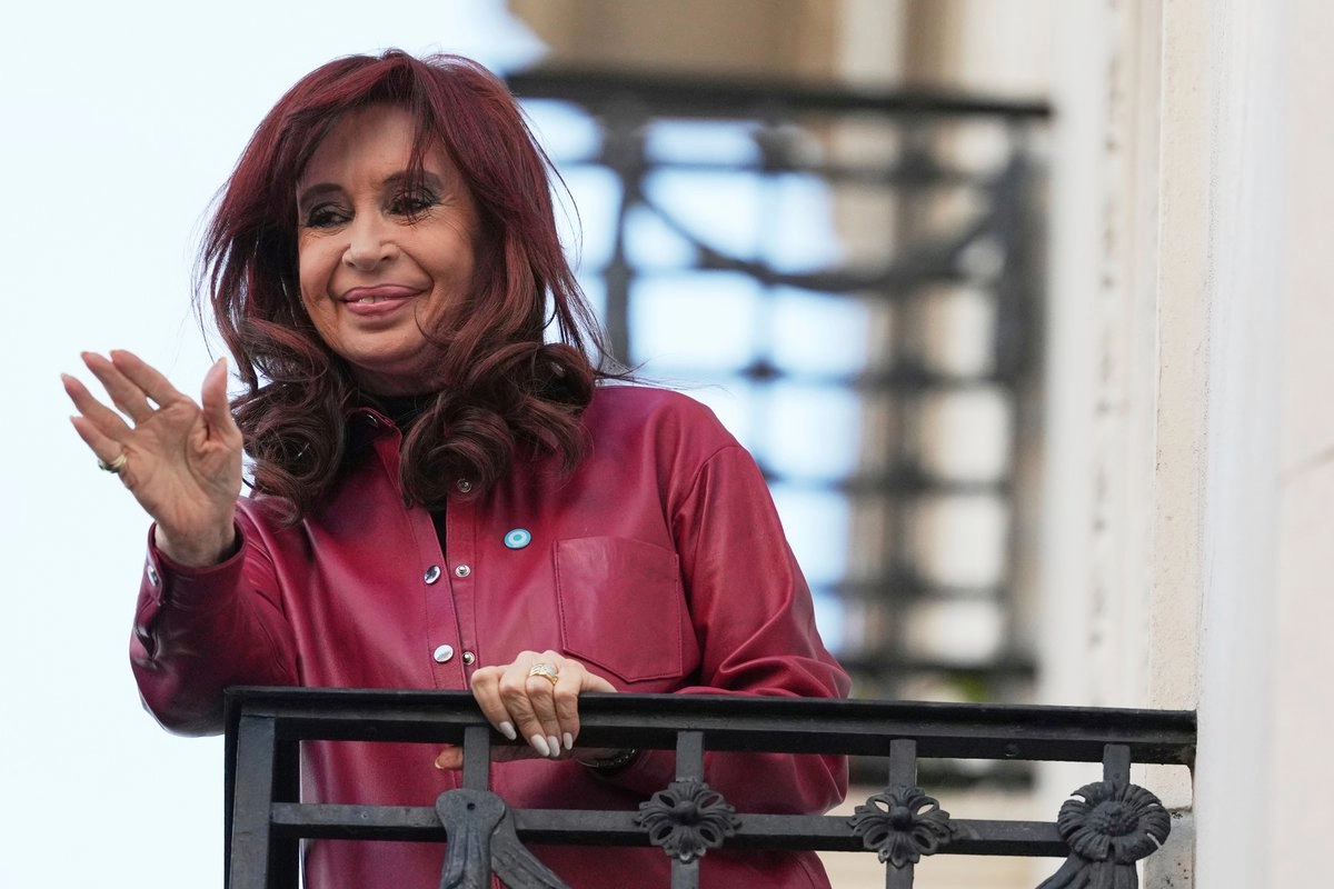 La ex presidenta de Argentina, Cristina Fernández, saluda a sus partidarios desde el balcón de la casa donde cumple su condena por corrupción en Buenos Aires, Argentina. Foto 