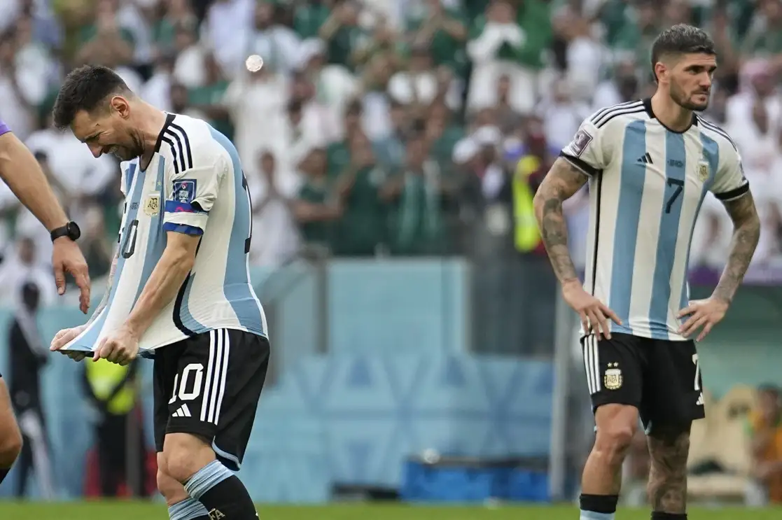 El seleccionado argentino de futbol, uno de los grandes candidatos al título, recibió un duro golpe en su debut en el Grupo C del Mundial de Qatar al perder 2-1 frente a Arabia Saudita, lo cual puso cuesta arriba su camino en la competencia, el 22 de noviembre de 2022. Foto Ap
