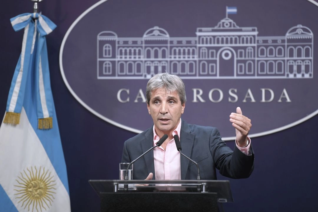 El ministro de Economía argentino, Luis Caputo, durante una conferencia el 28 de enero de 2024. Foto 