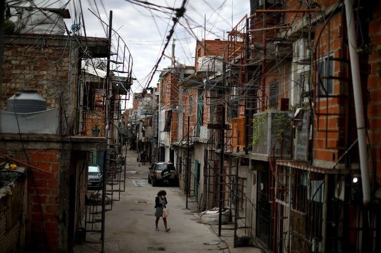 Ante el brote de Covid-19 en la Villa 31 de Buenos Aires, así se ve una de sus calles. Foto Ap