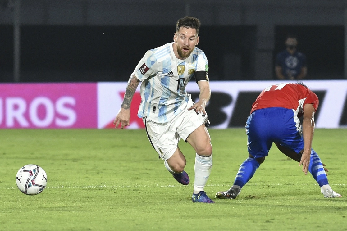 Lionel Messi disputa el balón con Santiago Arzamendia de Paraguay, en la jornada 11 de las eliminatorias de Conmebol rumbo a Qatar 2022. Foto Afp