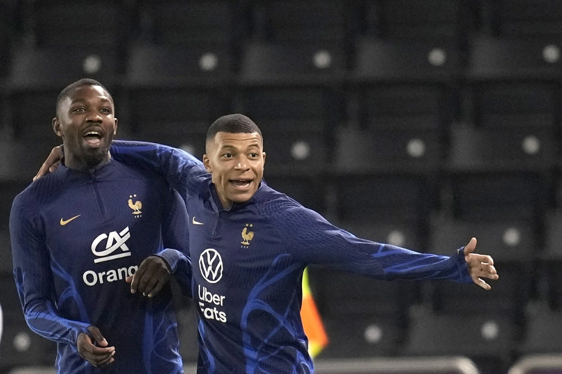 Kylian Mbappe y Marcus Thuram, durante una práctica en el estadio Jassim Bin Hamad, en Doha, Qatar. Foto Ap