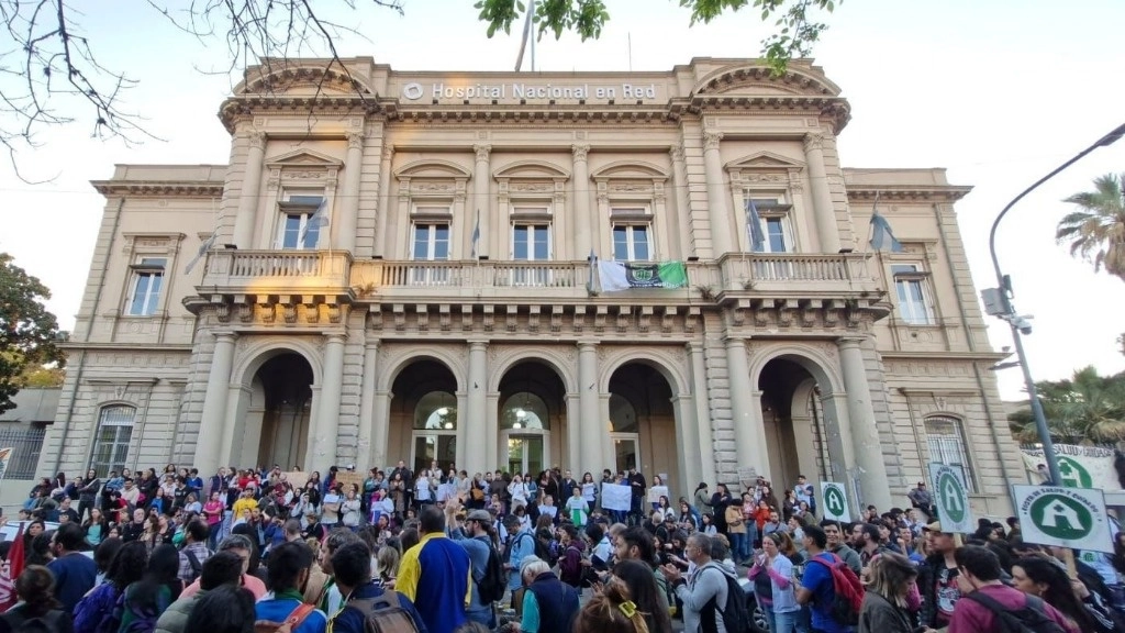 Trabajadores y manifestantes iniciaron una vigilia en el recinto médico para asegurar el tratamiento de los pacientes atendidos ahí. Foto tomada de X.