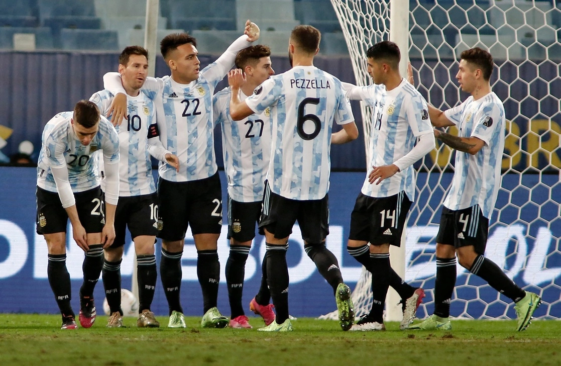 Los jugadores argentinos celebran el cuarto gol, hecho por Lautaro Martínez. Foto Afp