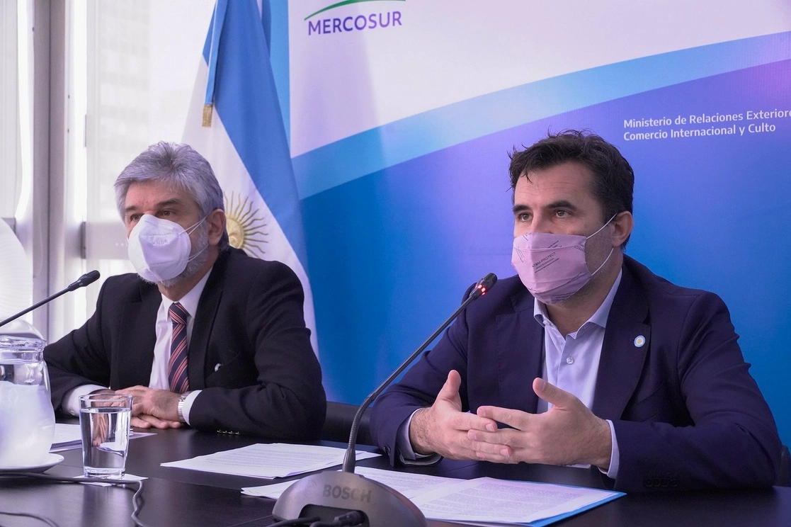 Daniel Filmus, secretario de Malvinas, Antártida y Atlántico Sur (izquierda) y  Darío Martínez, secretario de Energía de Argentina. Foto Tomada del Twitter @dariomartinezpj