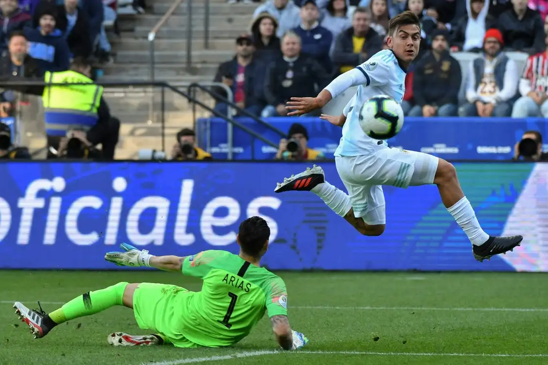 El mediocampista Paulo Dybala (en el aire) logró recuperarse de una lesión y entró en la lista del plantel sudamericano. Foto Afp