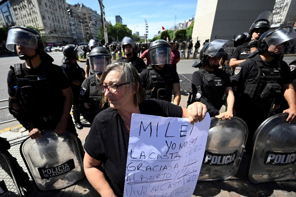 Los cambios a la Constitución de Argentina derivaron en manifestaciones y cacerolazos que no han cesado desde el 20 de diciembre. La imagen, en Buenos Aires. Foto Afp



