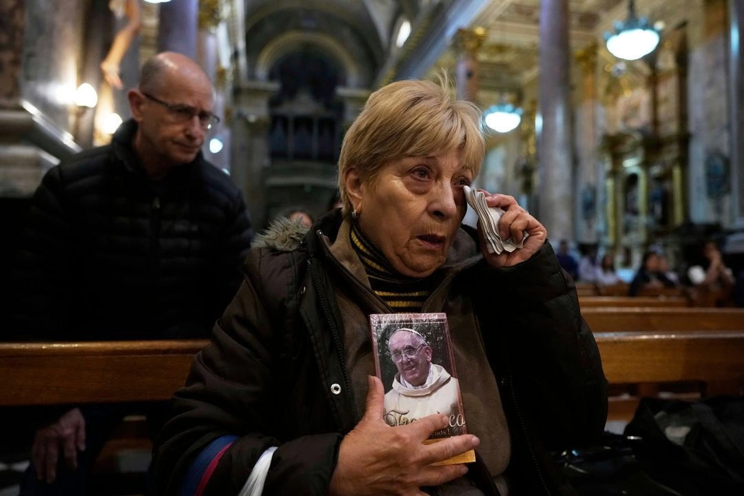 Una mujer sostiene el retrato del difunto papa Francisco durante una misa en la Basílica de San José de Flores, luego del anuncio del Vaticano de su muerte en Buenos Aires, Argentina, el lunes 21 de abril de 2025.