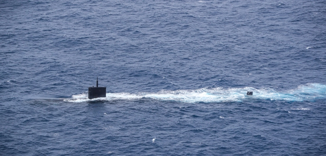 El Commander Submarine Force Atlantic divulgó a través de Twitter varias imágenes del submarino estadunidense USS Greeneville, que operó “con apoyo británico en el Atlántico Sur”. Foto tomada del Twitter @COMSUBLANT 