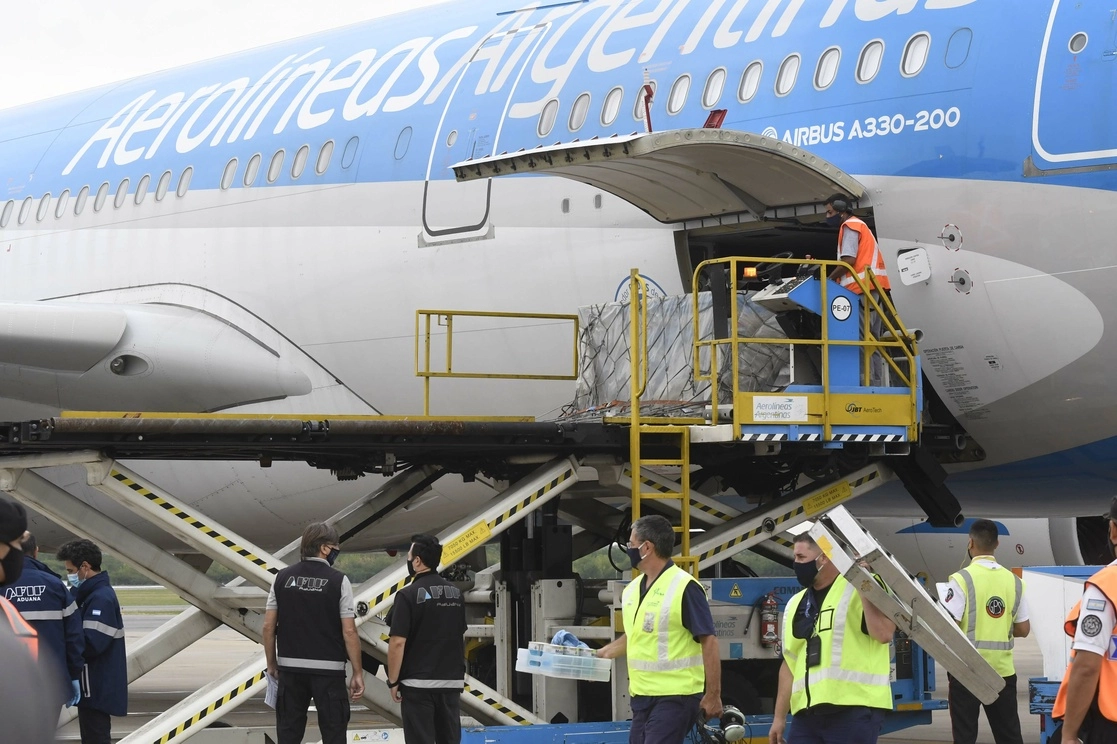 En esta imagen de archivo, trabajadores descargan un contenedor con dosis de la vacuna Sputnik V en el Aeropuerto Internacional de Ezeiza. Foto Afp