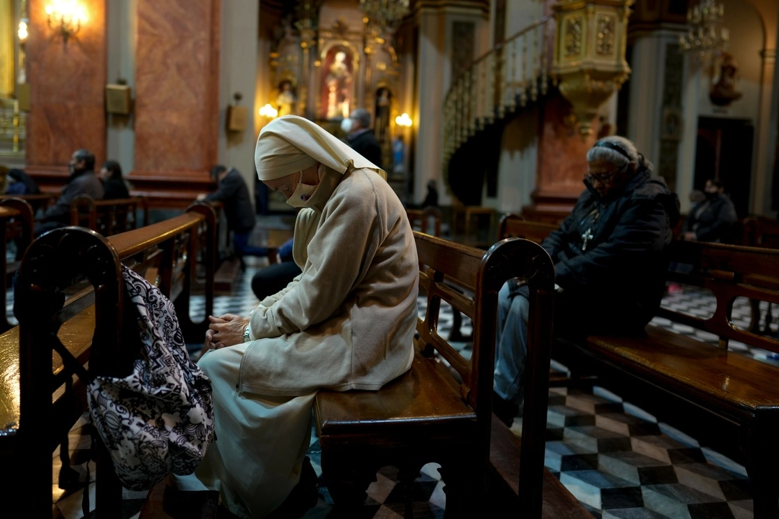 Una monja reza en la Catedral de Salta, Argentina, el 2 de mayo de 2022. Foto Ap