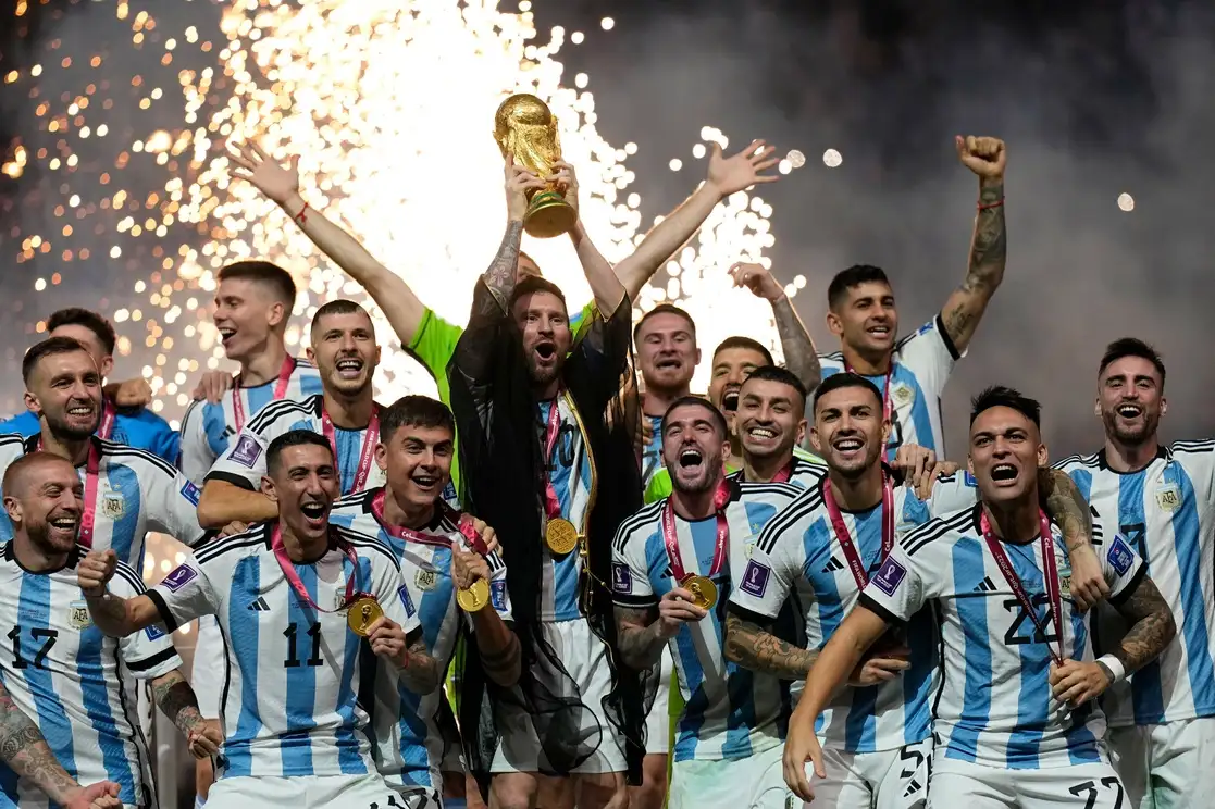 Con un ‘bisht’ o capa árabe, Lionel Messi levanta junto a sus compañeros de la Albiceleste su primera Copa del Mundo, de 42 títulos ganados en su carrera y el único que le faltaba. Foto Ap 