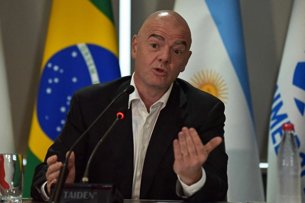 "Hemos recibido la candidatura de Argentina (...) tiene una candidatura muy fuerte", dijo Infantino, quien viajó a Paraguay para participar en el Congreso de la Confederación Sudamericana de Futbol. Foto Afp
