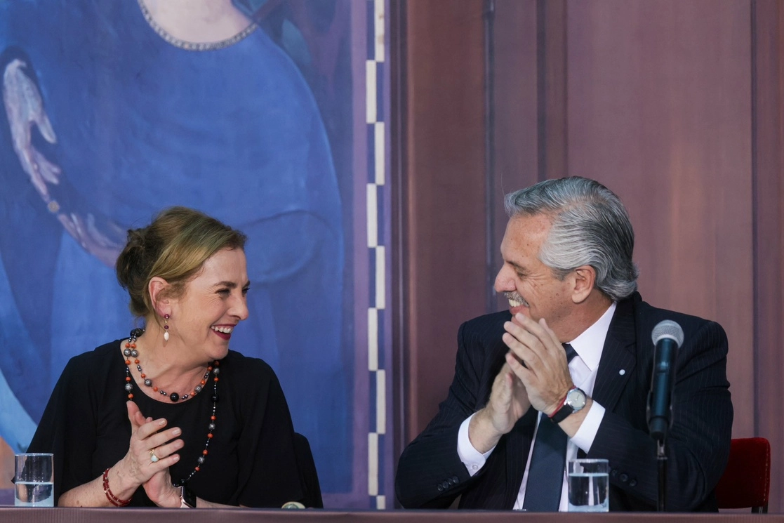 El presidente argentino, Alberto Fernández, y la consejera de la Memoria Histórica y Cultural de México, Beatriz Gutiérrez Müller, en la recepción de la réplica del mural "Retrato de personajes: Gabriela Mistral y Berta Singerman", del artista mexicano Roberto Montenegro Foto tomada de @alferdez