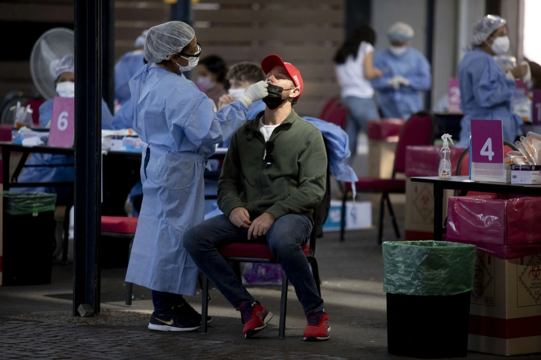 En Buenos Aires, Argentina, personal sanitario toma muestras para realizar una prueba rápida de detección de covid-19. Foto Xinhua