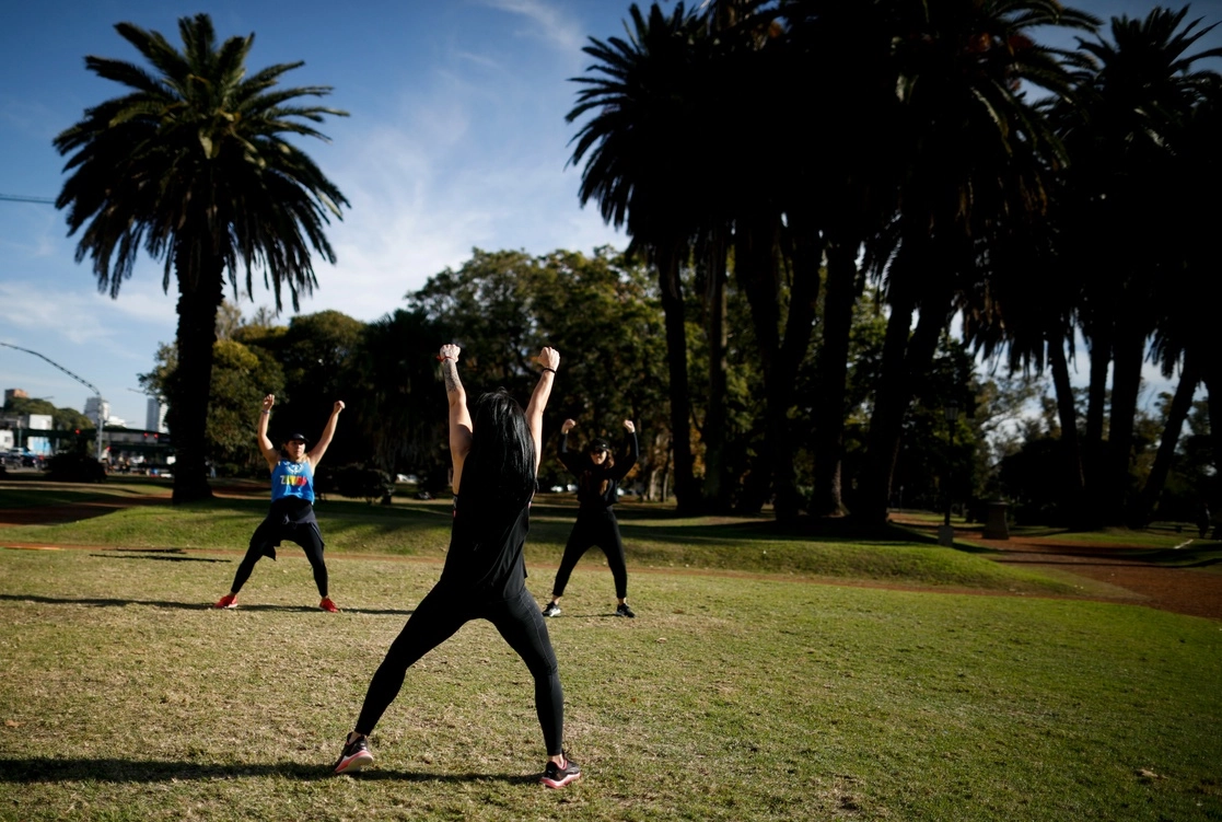 Personas hacen ejercicio en un parque de Buenos Aires. Foto Ap