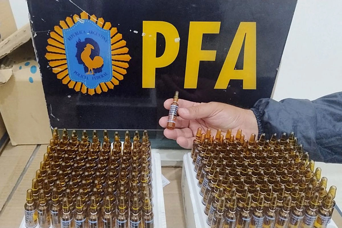 Ampolletas de fentanilo incautadas durante un operativo policial en Rosario, provincia de Santa Fe, Argentina, el 20 de mayo de 2025. Al menos 87 personas murieron en Argentina tras recibir presuntamente fentanilo medicinal contaminado. Foto
