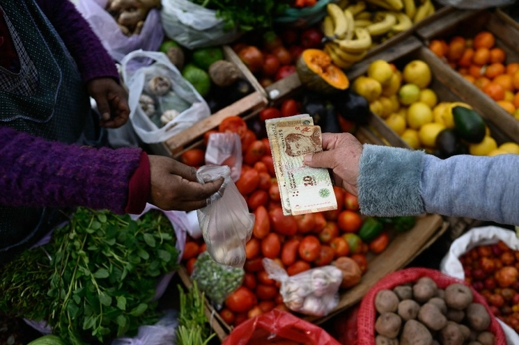 En agosto, la inflación en Argentina fue de  12.4 por ciento, impulsada por una fuerte devaluación del peso. Foto Afp
