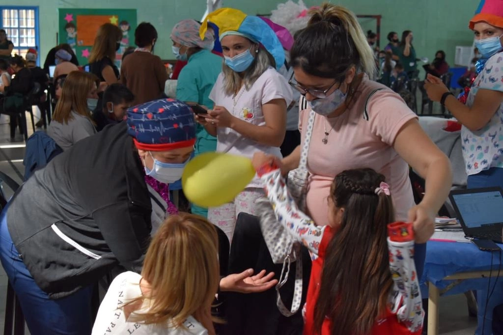 Vacunadores y vacunadoras atienden a niños y niñas en medio de la campaña de vacunación anticovid. Foto tomada de la cuenta de Carla Vizzoti, ministra de Salud de Argentina: @carlavizzotti
