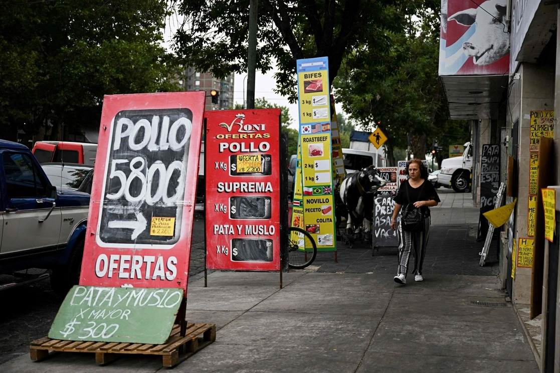 Precio del pollo en un local de Buenos Aires, el 12 de enero de 2023. Foto Afp