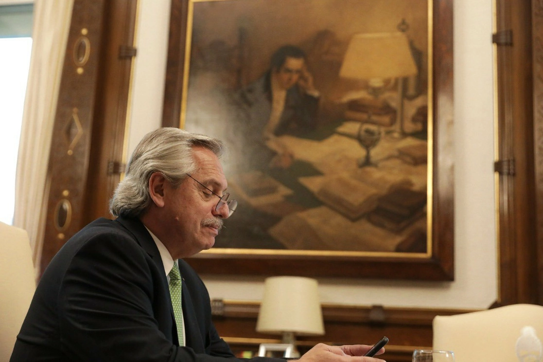 Alberto Fernández, presidente de Argentina rindió homenaje am los fallecidos por Covid-19 de su país. Foto Tomada del Twitter @alferdez/Archivo