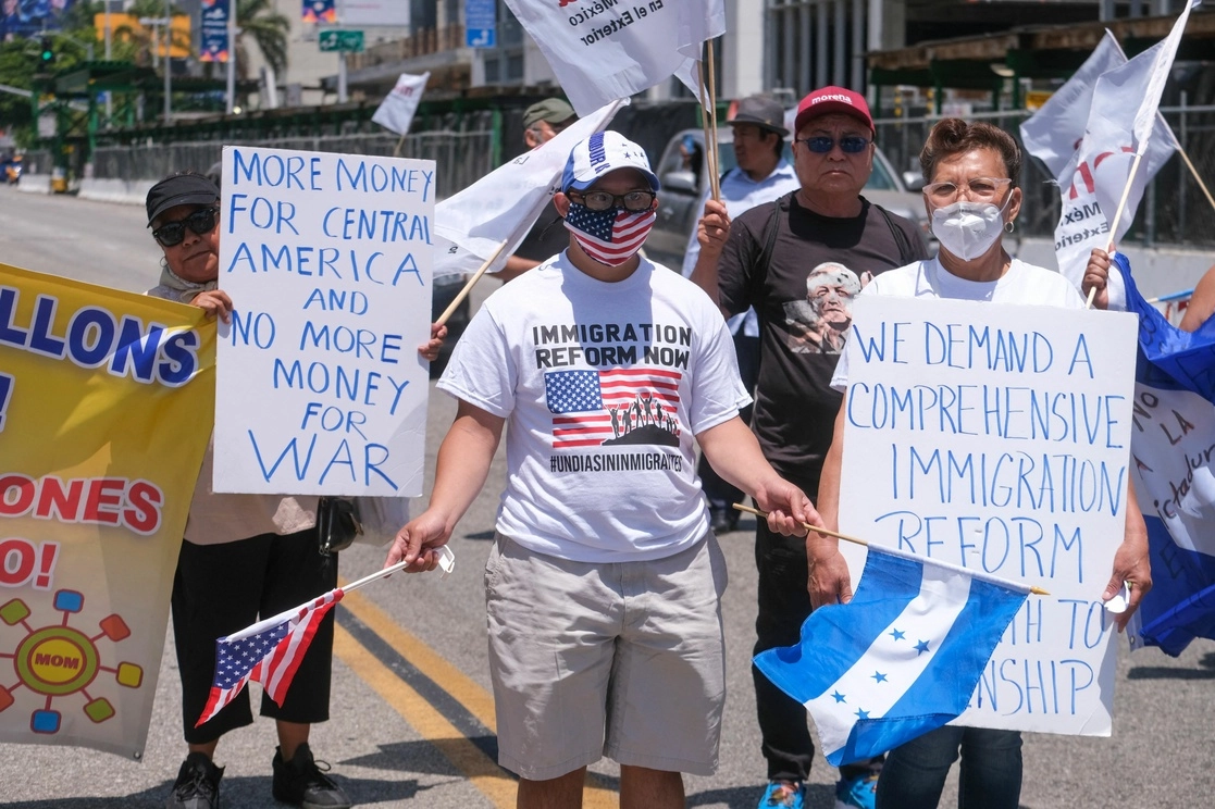 Los manifestantes se concentraron a unos pasos del Centro de Convenciones, donde se realiza la Cumbre de las Américas. También protestaron por la exclusión que aplicó el gobierno de Estados Unidos a Cuba, Venezuela y Nicaragua. Foto Afp