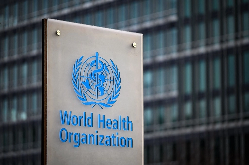Esta fotografía tomada el 7 de diciembre de 2021 muestra un cartel de la Organización Mundial de la Salud (OMS) en su sede en Ginebra. Foto Afp