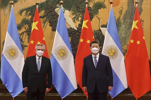 Los presidentes de Argentina y China, Alberto Fernández y Xi Jinping, durante su encuentro en la madrugada del domingo. Foto Ap