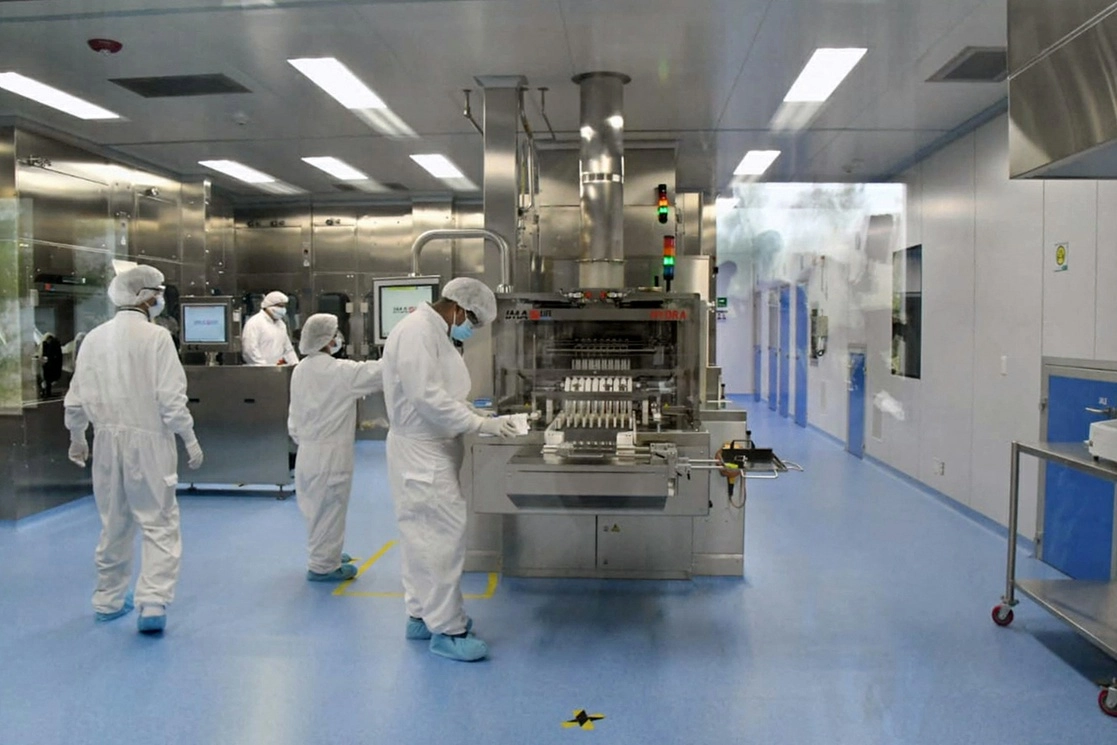 Laboratorio argentino donde se realizan las vacunas anticovid recientemente aprobadas por la OMS. Foto Afp