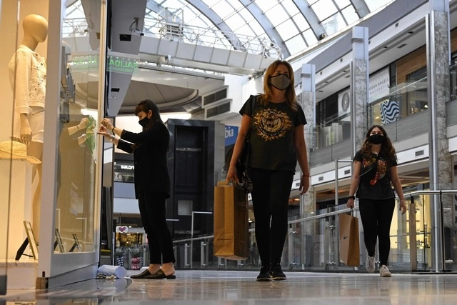 En Argentina los centros comerciales fueron reabiertos luego de siete meses. Foto Afp