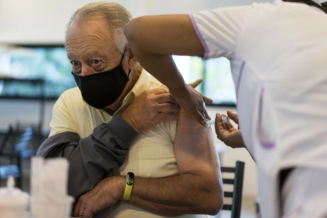 Una trabajadora de salud aplica a un hombre una dosis de la vacuna Sinopharm contra coronavirus, en la ciudad de La Plata. Foto Xinhua