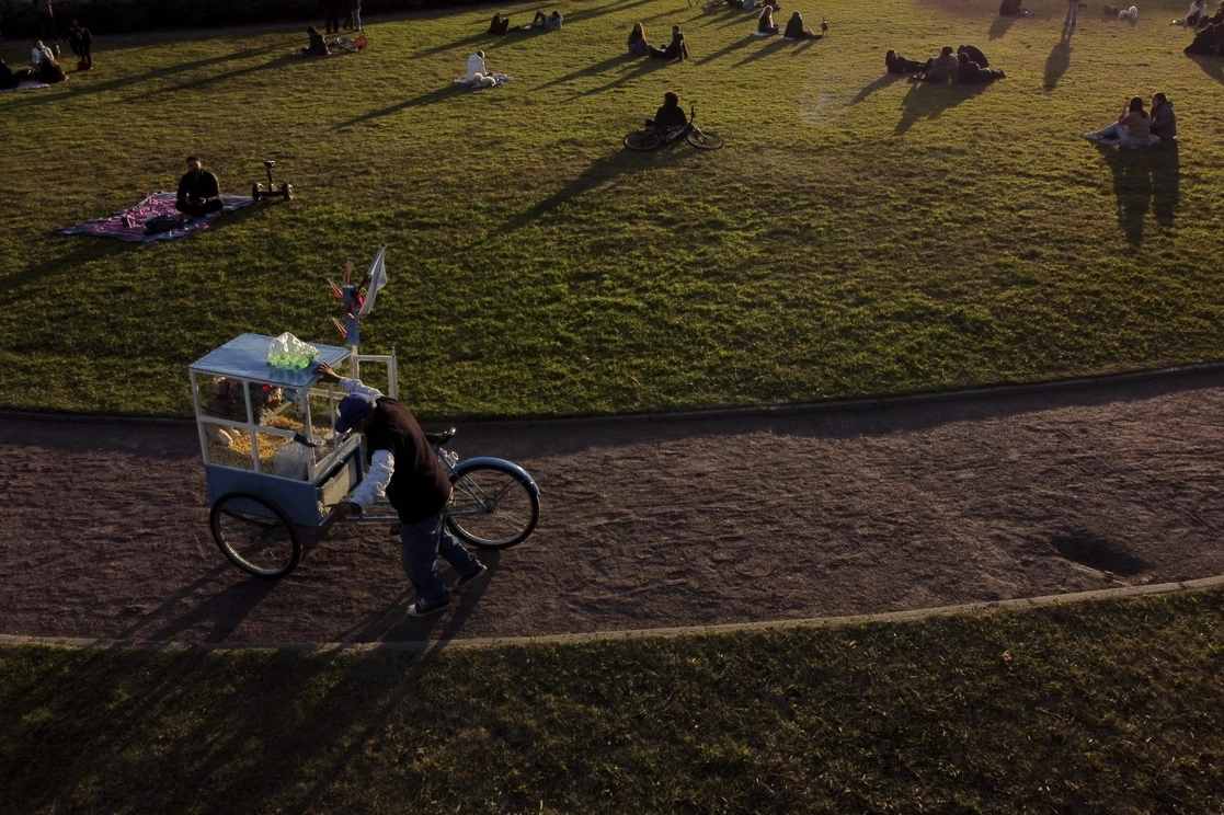 Distintas personas en un parque de Buenos Aires disfrutan de la tarde del sábado. Foto Ap