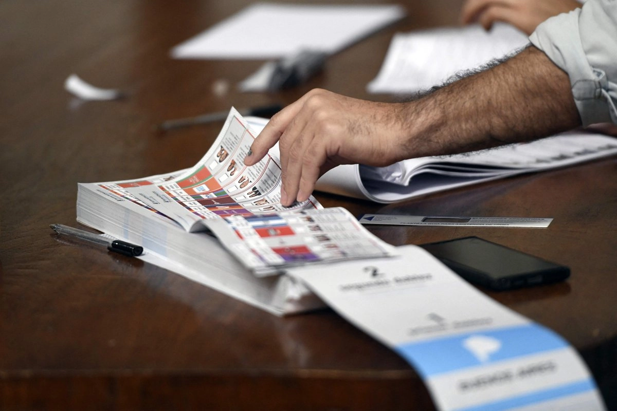 Un funcionario electoral trabaja en un centro de votación durante las elecciones legislativas nacionales de mitad de período, en La Plata, provincia de Buenos Aires, Argentina, el 26 de octubre de 2025. Foto