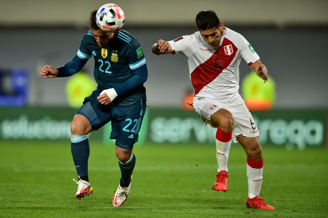 Con un remate de cabeza, Lautaro Martínez marcó ayer el gol en la victoria por 1-0 de los argentinos. Foto Afp