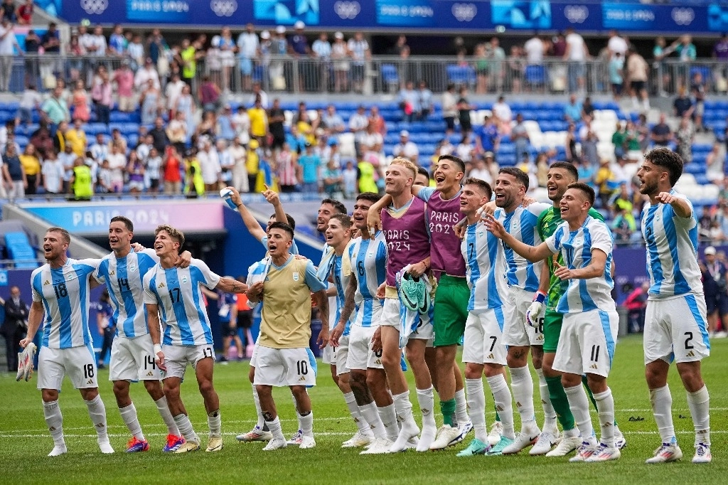 Los jugadores de Argentina celebran su victoria 2-0 ante Ucrania en el partido del Grupo B de fútbol masculino en el estadio de Lyon durante los Juegos Olímpicos de Verano de 2024, el 30 de julio de 2024, en Decines, Francia. Foto Ap