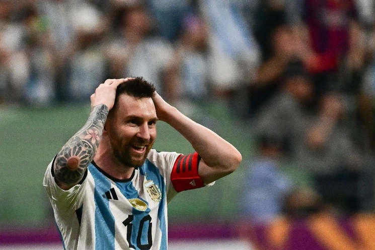 La selección de Argentina exhibió el título de campeón del mundo en el inicio de su gira asiática con un cómodo triunfo 2-0 ante Australia, en el cual Lionel Messi anotó el gol más rápido de su carrera, el 15 de junio de 2023. Foto Afp