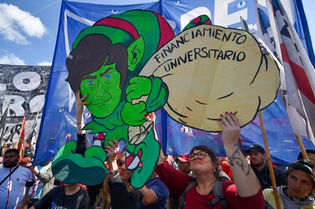Un manifestante sostiene una pancarta contra la decisión del gobierno argentino de suspender el financiamiento de los recursos para las universidades públicas del país. Foto Ap.